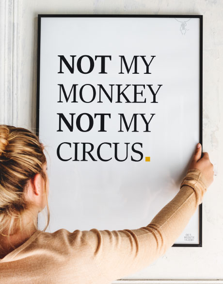 Plakat til boligen og stuen - Not my monkey - altid fri fragt