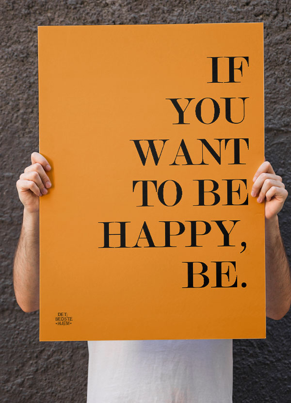 If you want to be happy, be - Flot gul plakat fra detbedstehjem.dk