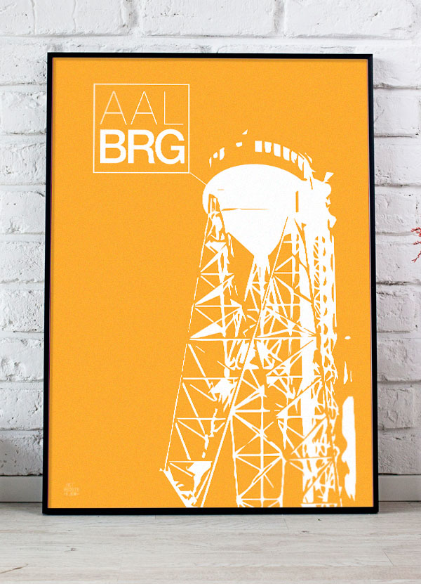 Aalborg-plakat med Aalborg tårnet i stor - gul baggrund. Detbedstehjem.dk