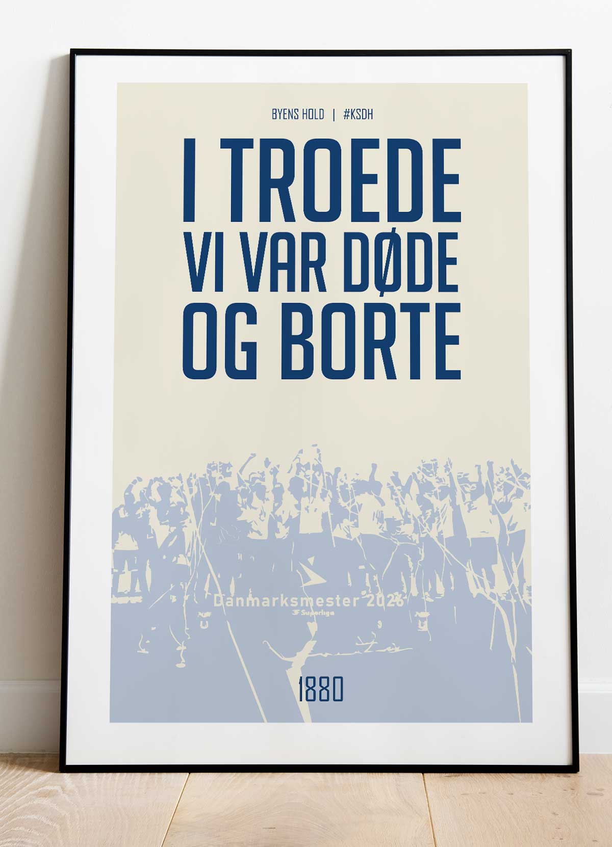 AGF-plakat i beige med blå tekst – I troede vi var døde og borte